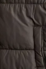 Campera puffer con capucha, cierre frontal y solapa con botones a presión. Cuenta con bolsillos laterales, elástico en puños y cordón de ajuste en capucha y bajo.