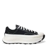 Championes Converse modelo Chuck 70 AT con plataforma, confeccionados en lona negra con costuras blancas en contraste. Presentan puntera reforzada de goma estriada, suela de plataforma alta y suela exterior de goma con relieve para mayor tracción.