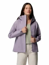 Campera impermeable Columbia modelo Hikebound II, color violeta. Cuenta con capucha ajustable, cierre frontal con solapa, bolsillos con cremallera en el pecho y laterales, y puños ajustables. Diseñada con tecnología Omni-Tech para mayor protección contra la lluvia.