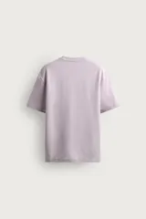 Remera relaxed fit confeccionada en algodón, con cuello redondo y mangas cortas de corte holgado.