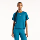 Remera deportiva New Balance de manga corta y cuello redondo, color azul con el logo de la marca estampado en el pecho.
