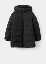 Campera puffer negra con capucha, diseño acolchado, cuello alto, bolsillos laterales con cierre y cierre frontal de cremallera doble.