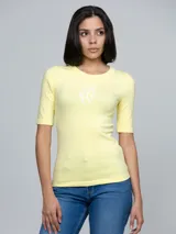 Remera de algodón con cuello redondo y mangas cortas, de corte ajustado al cuerpo. Presenta el logotipo de la marca estampado en el centro del pecho.