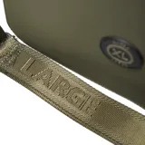 Cartera tipo tote color verde militar, con diseño funcional para transportar termo y mate. Cuenta con doble asa fija, correa regulable extraíble con logo grabado, bolsillo frontal con cierre y logo circular de la marca en la parte inferior.