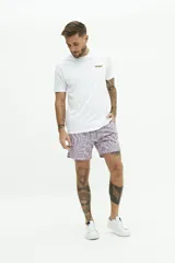 Short de baño con estampado floral en tonos azules, cintura elástica con cordón ajustable, bolsillos laterales y bolsillo trasero.