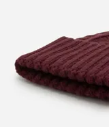 Gorro de punto color bordó con diseño de textura trenzada en la parte superior y ruedo doblado acanalado.