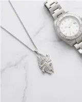 Collar de acero italiano con dije del Halcón Milenario de Star Wars, con acabado brillante y detalles grabados.