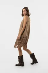 Chaleco medio marrón de inspiración western con efecto gamuzado, costuras artesanales y flecos XL. De calce relajado y abierto.