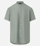 Camisa de manga corta, corte slim, color verde oliva con textura. Presenta cuello padre y cierre frontal de botones.