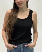 Musculosa de rib negro con escote redondo y tiranchos anchos.
