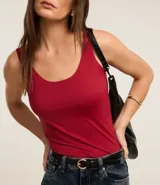 Blusa musculosa color gris claro, con escote en U y breteles anchos. Confeccionada en poliamida y poliéster.