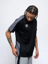 Remera deportiva Umbro de manga corta, color azul marino con detalles en azul claro en los hombros y laterales. Presenta cuello redondo y logo de la marca estampado en el pecho.