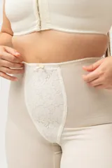 Faja modeladora color piel, de tiro alto con piernas y terminación de pierna en puntilla elastizada. Pieza delantera central reforzada para mayor contención abdominal y fundillo de algodón 100%.
