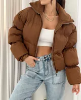 Campera puffer color chocolate con cierre frontal y cuello alto.