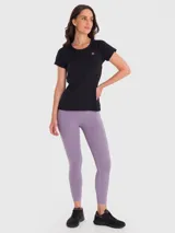 Remera deportiva de manga corta y cuello redondo, confeccionada en tejido técnico con tecnología de secado rápido. Presenta un diseño liso en color negro con un pequeño logo estampado en el pecho.