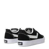 Championes de estilo urbano marca Pony, confeccionados en una combinación de lona y gamuza negra con detalles en blanco. Presentan el logo característico de la marca en el lateral, cordones blancos y suela de goma blanca con textura.