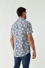 Camisa celeste estampada de manga corta con fit slim, cartera abotonada y logo bordado.