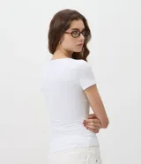 Blusa marrón de manga corta confeccionada en poliamida, con cuello bote y corte regular.