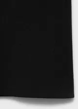 Pantalón de punto fino negro, de tiro medio y diseño recto con cintura elástica sin cierre.