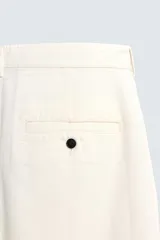 Pantalón chino de corte recto confeccionado en algodón. Presenta bolsillos frontales, un pequeño bolsillo cerillero y bolsillos traseros de vivo con botón. Cierre frontal con cremallera y botón.