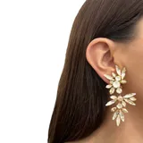 Aros colgantes hechos a mano con cristales Swarovski verdes y celestes, engarzados en bronce con baño de plata. Se ajustan con clip.