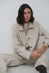 Pantalon de pana color beige, de corte recto y tiro alto, con bolsillos laterales y cintura elástica.