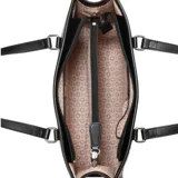 Cartera tipo shopper de la marca Guess, con diseño estructurado y estampado de monograma en tonos gris y negro. Cuenta con asas superiores fijas, cierre superior y una banda decorativa frontal con el logo de la marca en letras metálicas.