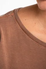 Remera de manga larga con efecto lavado, corte oversize y cuello redondo, confeccionada en algodón peinado.