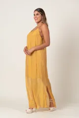 Vestido largo azul marino de seda italiana, con breteles finos ajustables, tajos laterales y forro corto.