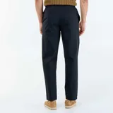 Pantalón de vestir de popelina negro, de corte recto y clásico, con bolsillos laterales.