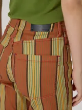 Pantalón de corte recto con diseño de rayas verticales multicolor en tonos celeste, azul, violeta y naranja.