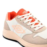 Championes Umbro modelo Volcan II para mujer, en tonos beige, blanco y detalles en naranja y rosado. Combinan paneles de tela y gamuza sintética, con cordones blancos y suela alta en tono salmón.