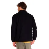 Chaqueta tipo coach de color negro, confeccionada en tejido twill de algodón. Presenta cierre frontal con botones a presión, cuello clásico, puños elásticos y múltiples bolsillos frontales, incluyendo bolsillos en el pecho y en la parte inferior. Incluye etiqueta con logo de la marca en el pecho.