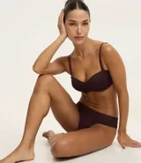 Soutien sin breteles color marrón, con copa hueca, tirantes desmontables y cierre en la espalda.