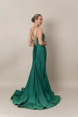 Vestido largo de lycra verde tornasolado con dorado, escote corazón, espalda con breteles cruzados y falda amplia con cola.