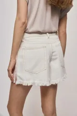 Short de jean blanco de tiro medio con silueta relajada y detalle de ruedo desflecado con flecos.