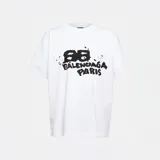 Camiseta de corte oversize color blanco con estampado gráfico frontal en negro que simula un dibujo a mano alzada con efecto de salpicaduras.