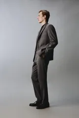 Pantalón de traje de corte regular fit, confeccionado en lana de origen italiano. Presenta un diseño a cuadros sutiles, bolsillos delanteros, bolsillos traseros de doble vivo con botón y cierre frontal con cremallera y botón.