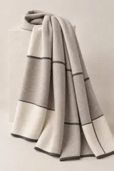 Bufandón de lana lambswool color gris oscuro, suave y liviano, de diseño amplio y versátil que permite usarlo como ruana.