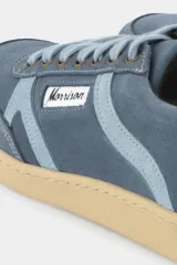 Zapatillas urbanas de diseño retro en tonos beige, marrón y celeste, confeccionadas en serraje con suela de goma color caramelo y cordones blancos.