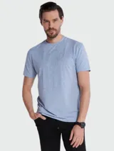 Remera de algodón de corte regular fit, color azul claro, con un diseño sutil en relieve de formas onduladas en el frente.