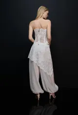 Corset strapless blanco confeccionado en encaje de doble capa, con diseño estructurado y ballenas visibles que aportan soporte y definición.