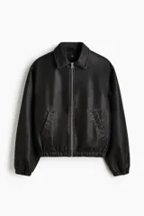 Campera negra de tejido revestido con cuello, cierre frontal y bolsillos laterales. Cuenta con puños y bajo con elástico revestido.
