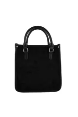 Cartera de mano Las Oreiro en color negro, con textura tipo gamuza, cierre frontal con bolsillo y correa ajustable extraíble.