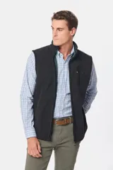 Chaleco deportivo rojo de polar con forro e interior en color azul combinado, cierre frontal y bolsillos delanteros con cierre metálico personalizado. Incluye dos bolsillos interiores con cierre y logo bordado en el pecho.