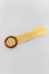 Cinturón tejido color beige con hebilla circular de madera.