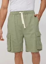 Bermuda cargo color verde militar con bolsillos laterales con solapa, cintura elástica con cordón de ajuste ajustable y bolsillos frontales.