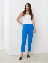 Pantalón de gabardina elastizada color azul eléctrico, marca Zac & Rachel. Corte recto, pretina ancha pespunteada y bolsillos simulados.