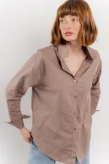 Camisa fucsia de algodón, corte clásico, manga larga y cierre con botones.