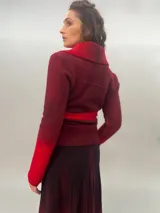 Chaqueta roja de lana merino afieltrada con teñido degradé. Tiene cuello grande y lazos para atar en la cintura.